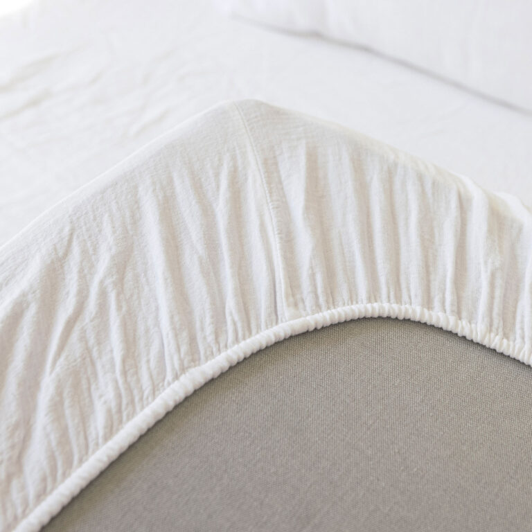 cotton-gauze-fitted-sheet-snow-white-bedroom-close-up-6