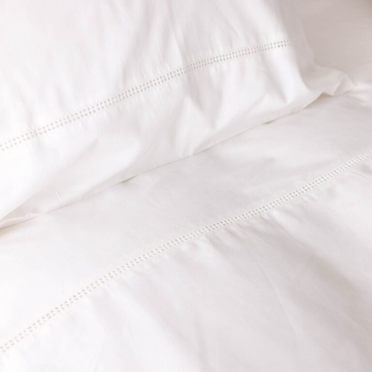 cotton-sateen-lace-trim-bedroom-snow-white-ambiance-close-up-5