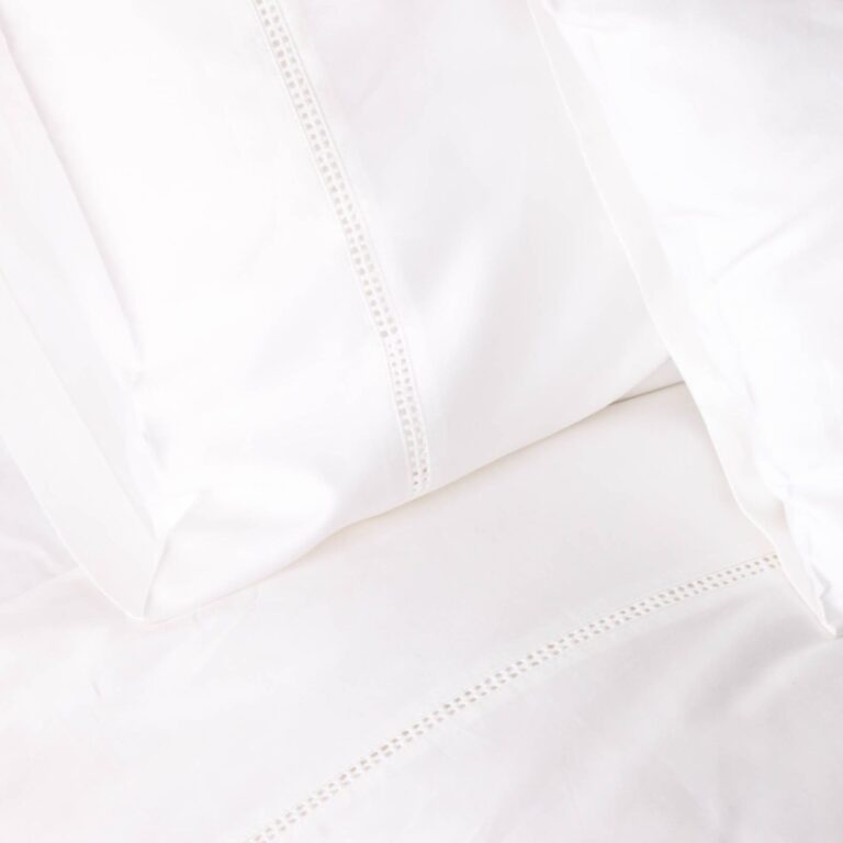 cotton-sateen-lace-trim-bedroom-snow-white-ambiance-close-up-6