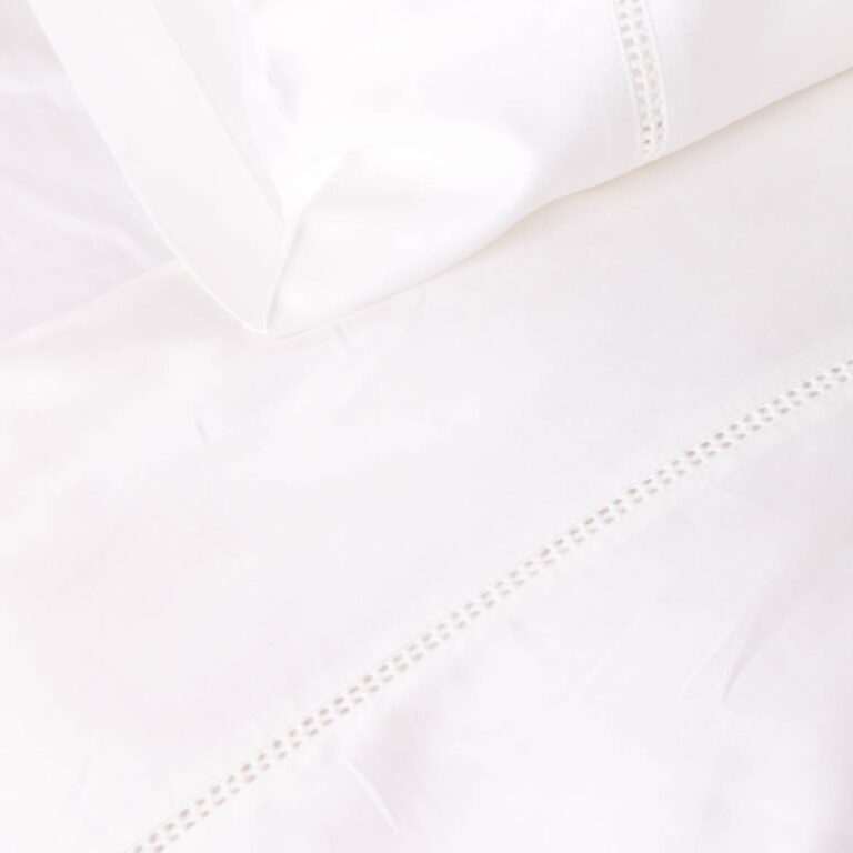 cotton-sateen-lace-trim-bedroom-snow-white-ambiance-close-up-8
