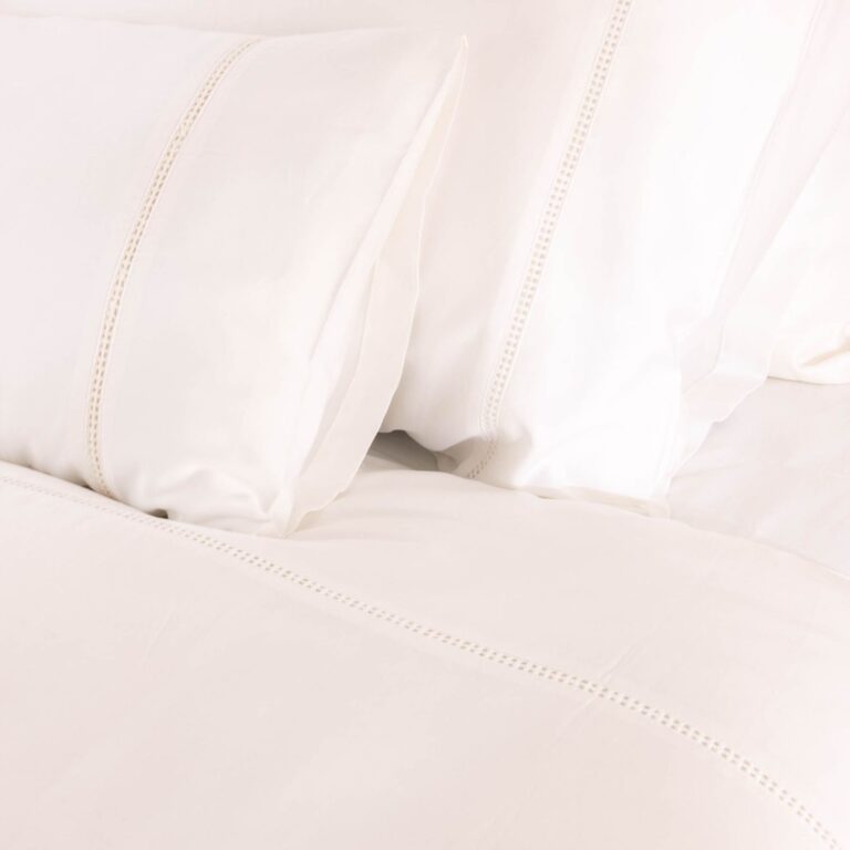 cotton-sateen-lace-trim-pillowcase-snow-white-ambiance-close-up-1