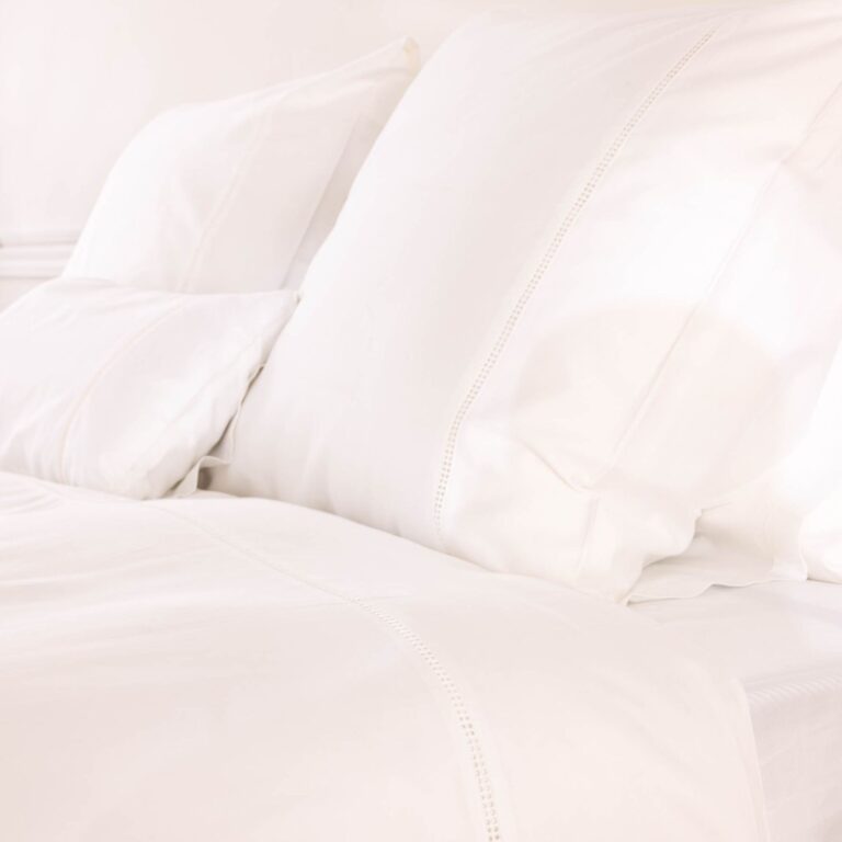 cotton-sateen-lace-trim-pillowcase-snow-white-ambiance-close-up-2