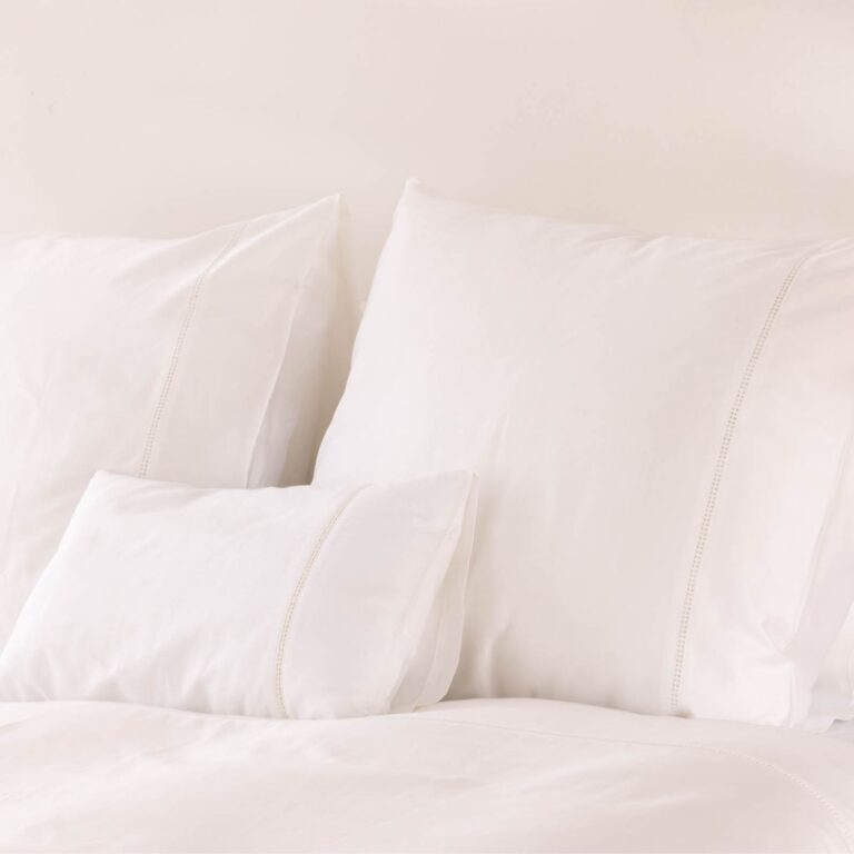 cotton-sateen-lace-trim-pillowcase-snow-white-ambiance-close-up-3