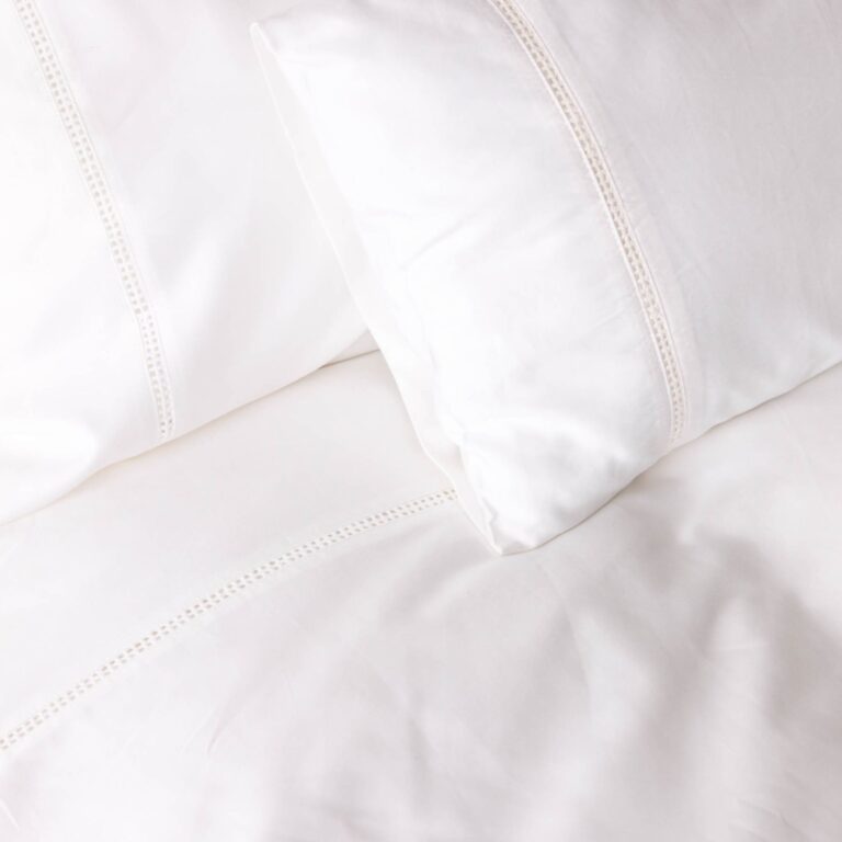 cotton-sateen-lace-trim-pillowcase-snow-white-ambiance-close-up-4
