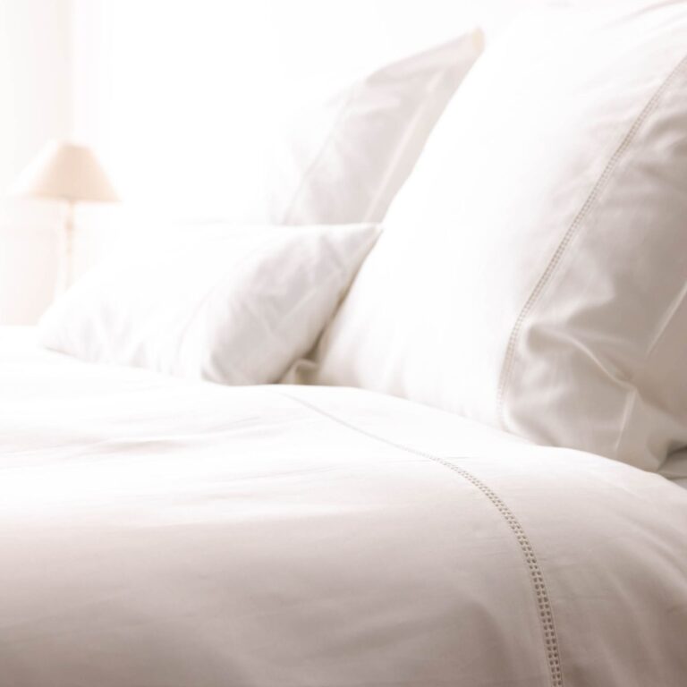 cotton-sateen-lace-trim-pillowcase-snow-white-ambiance-close-up-7