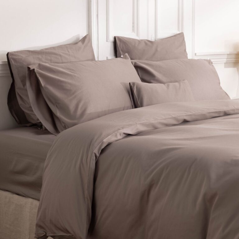 cotton-sateen-pillowcase-taupe-ambiance-close-up-1