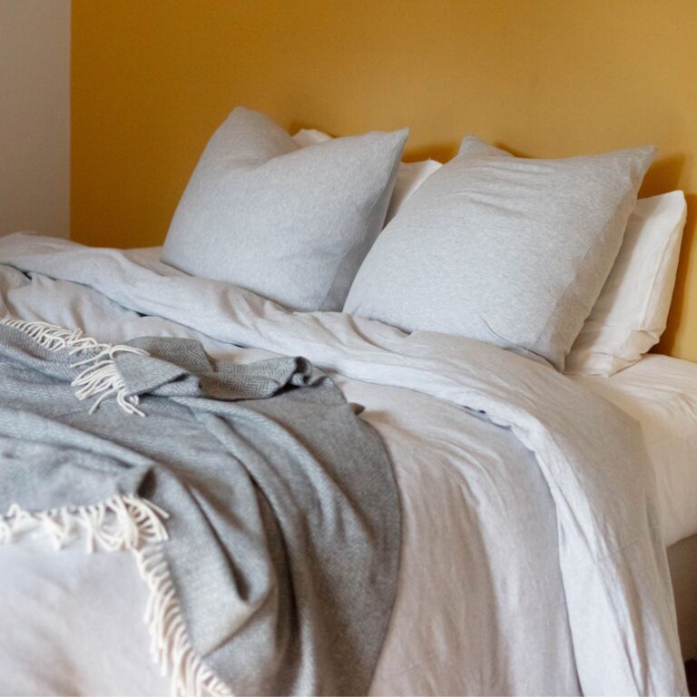 premium-jersey-bedroom-light-grey-melange-ambiance-close-up-1