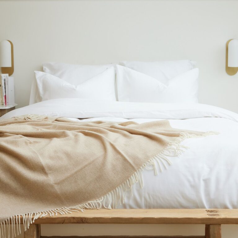 recycled-wool-woven-throw-beige-off-white-bedroom-1