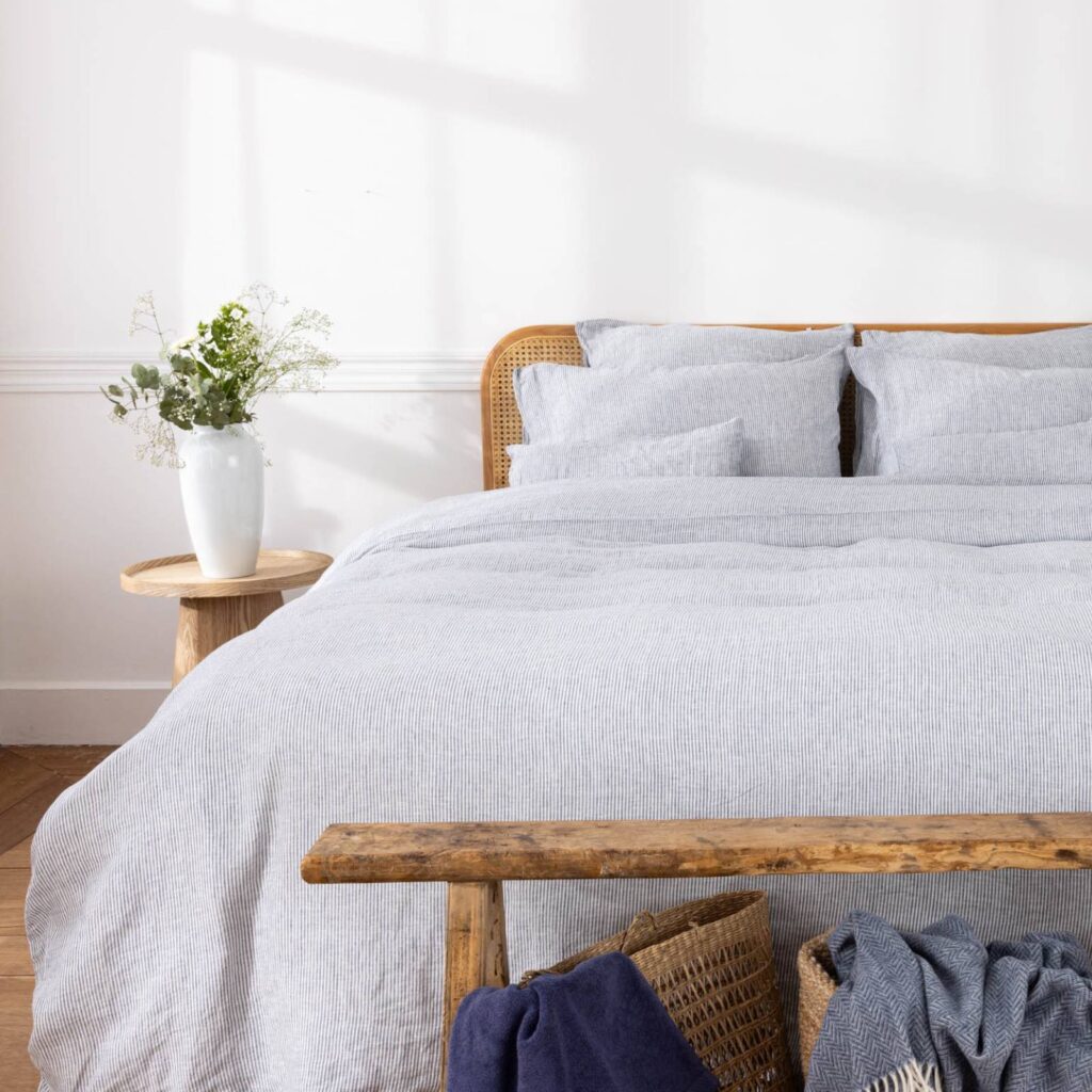 stone-washed-linen-bedroom-small-ocean-stripe-ambiance-1