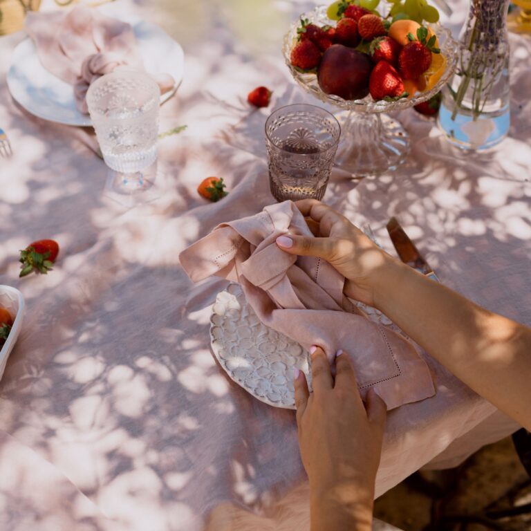 stone-washed-linen-table-powder-pink-ambiance -close-up 1