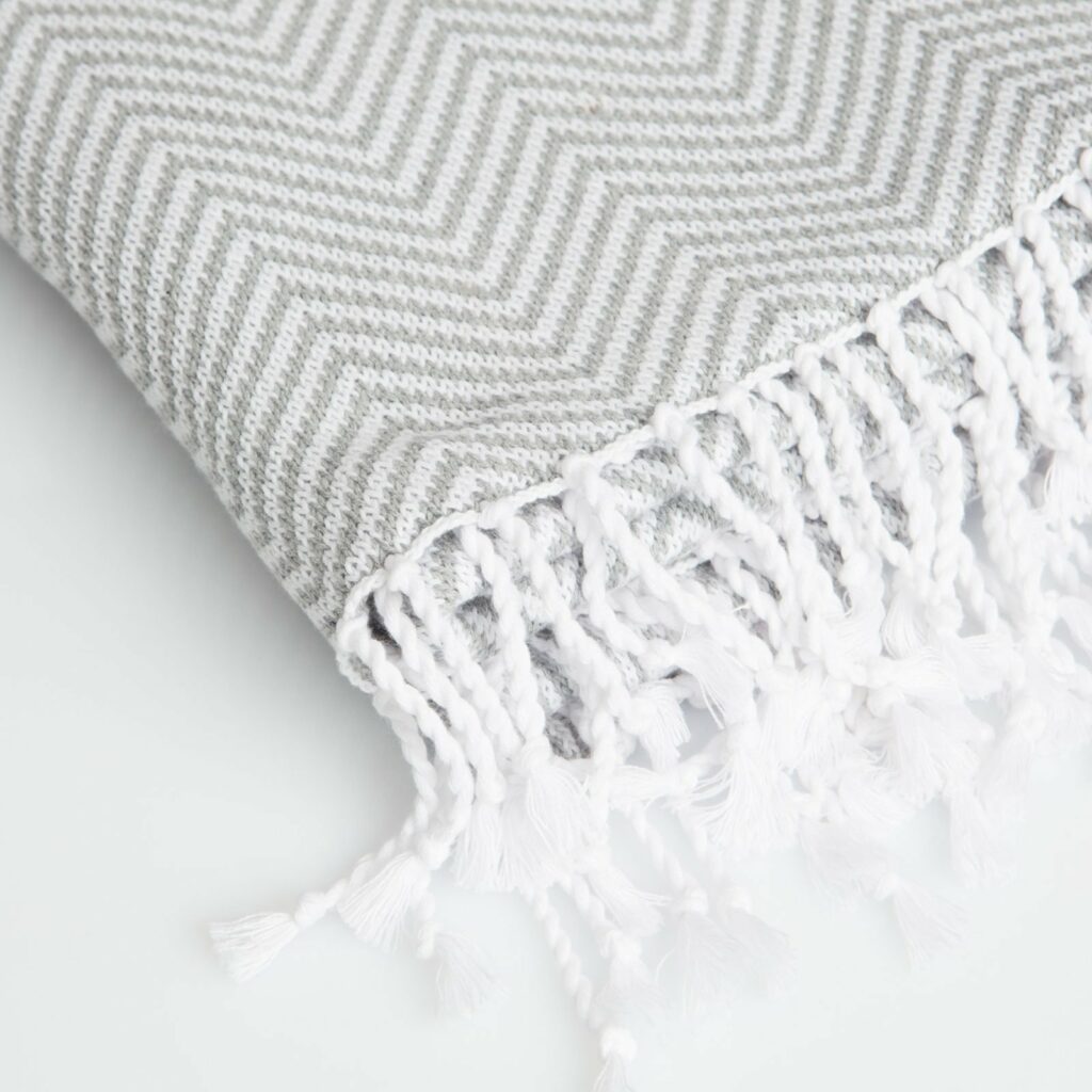 throw herringbone with tassel light grey+White 130x180 2