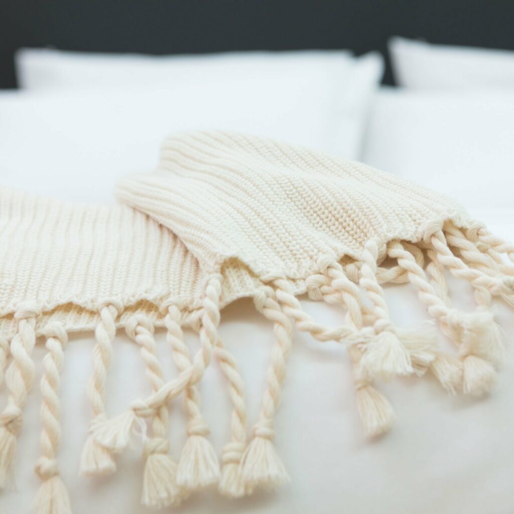 throw tuck with tassel natural 130x180 3